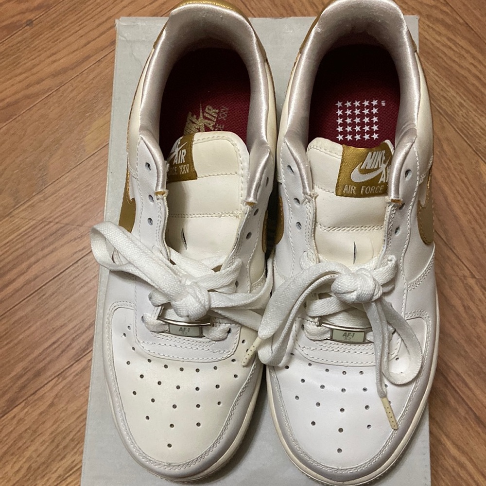 WMNS NIKE AIR FORCE 1 ‘07. Size 7.5, White/Met Gold